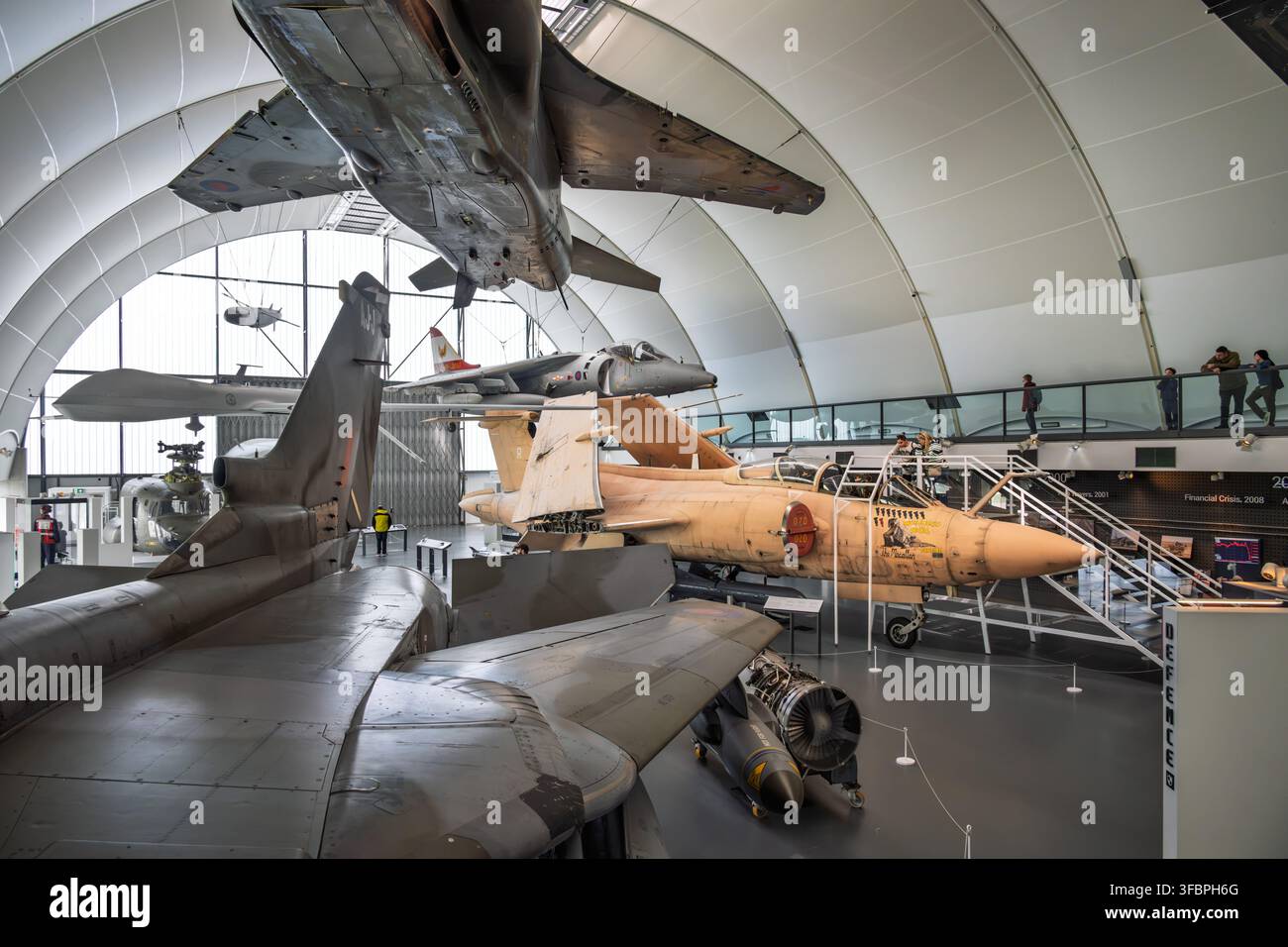 Modernes Kampfflugzeug ausgestellt in der Ausstellungsgalerie "Zeitalter der Ungewissheit" in Hangar 6 des Royal Air Force Museums London Stockfoto