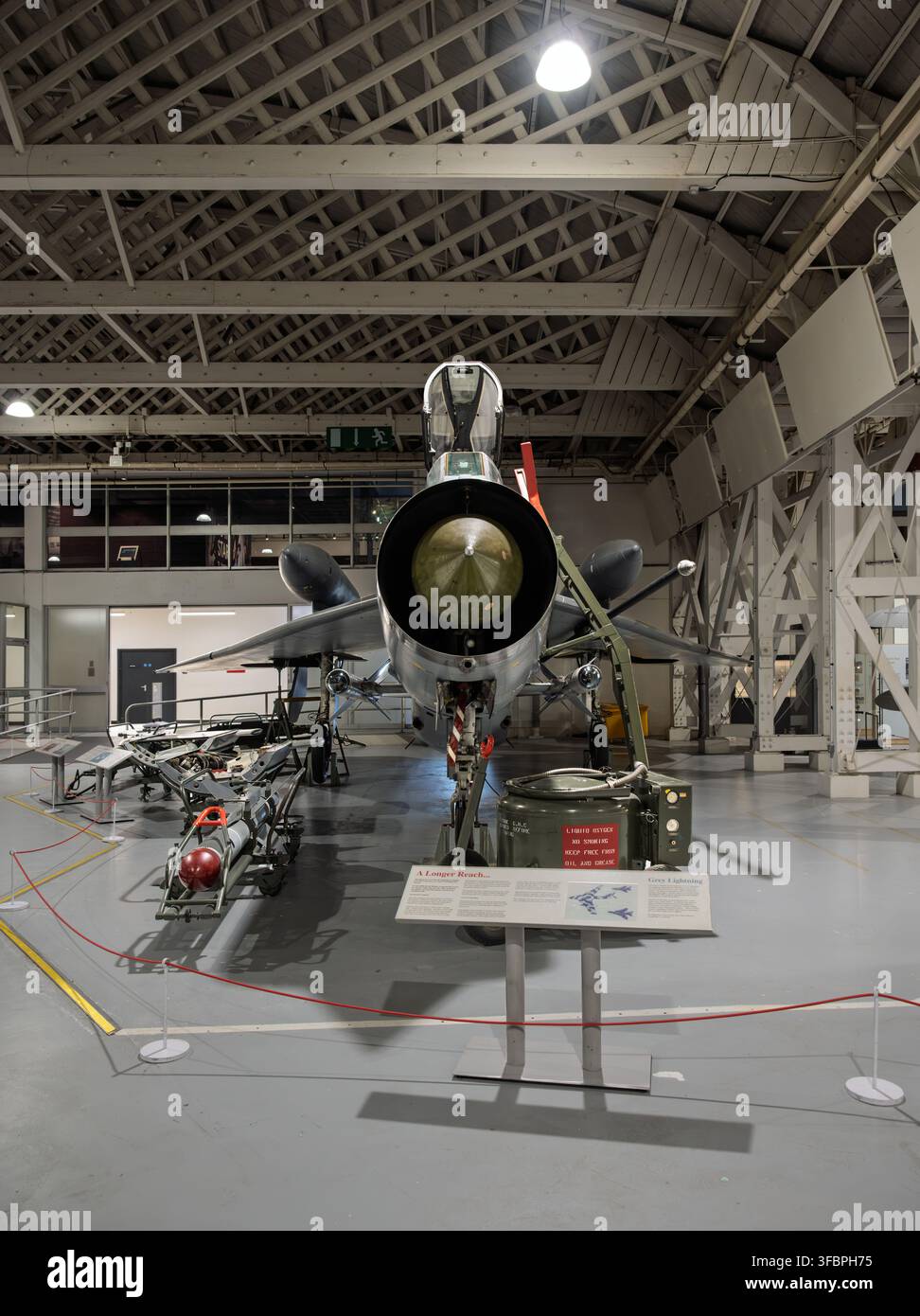 Frontansicht einer English Electric Lightning F6-Abfangjäger und der Munition im historischen Fachwerk-Hangar 3 im RAF-Museum London Stockfoto