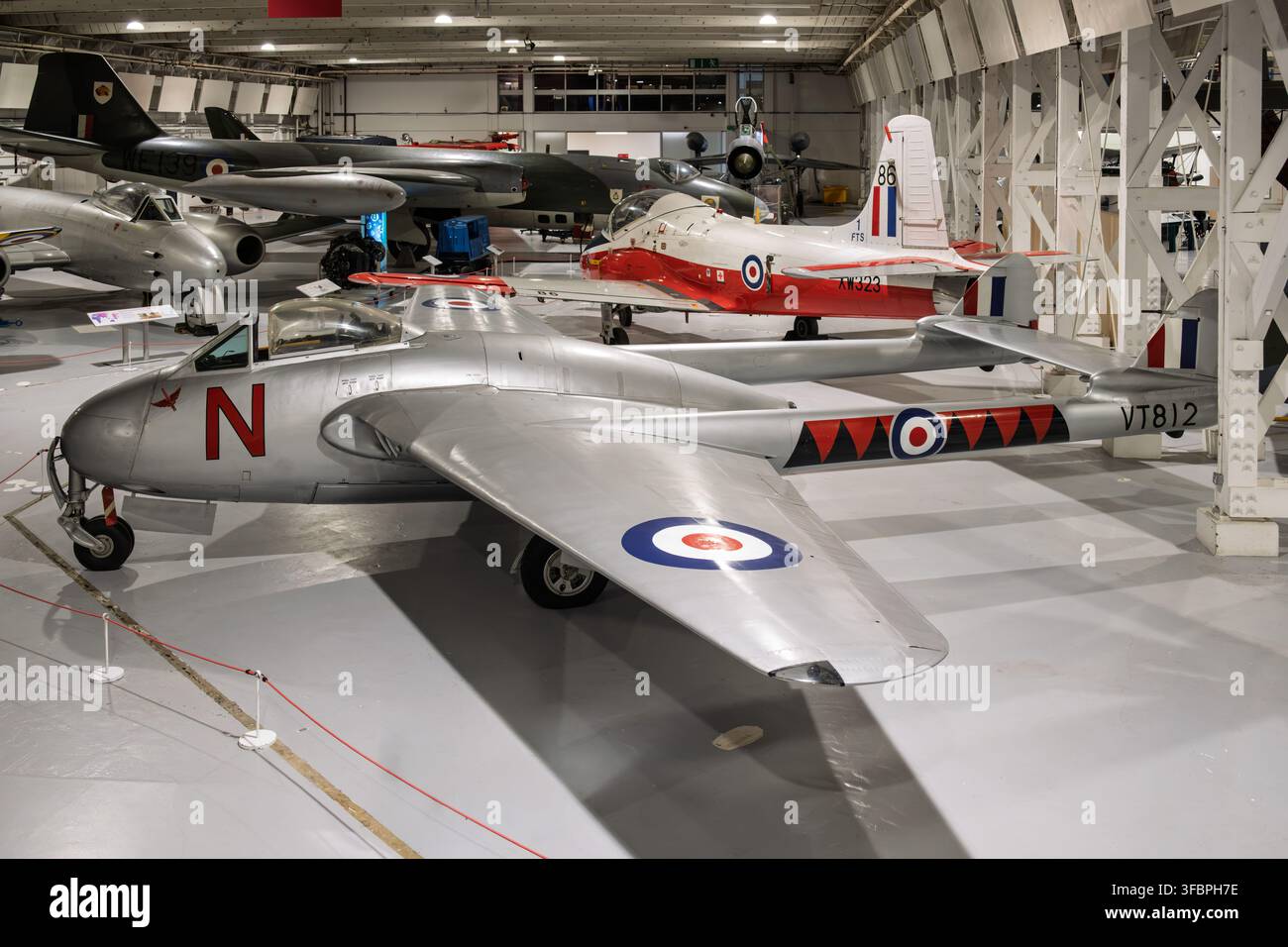 Ein silberner de Havilland Vampire F3-Jetkämpfer (VT812) mit Doppelleitwerk im Hangar 3 des Royal Air Force Museums London in Hendon ausgestellt Stockfoto