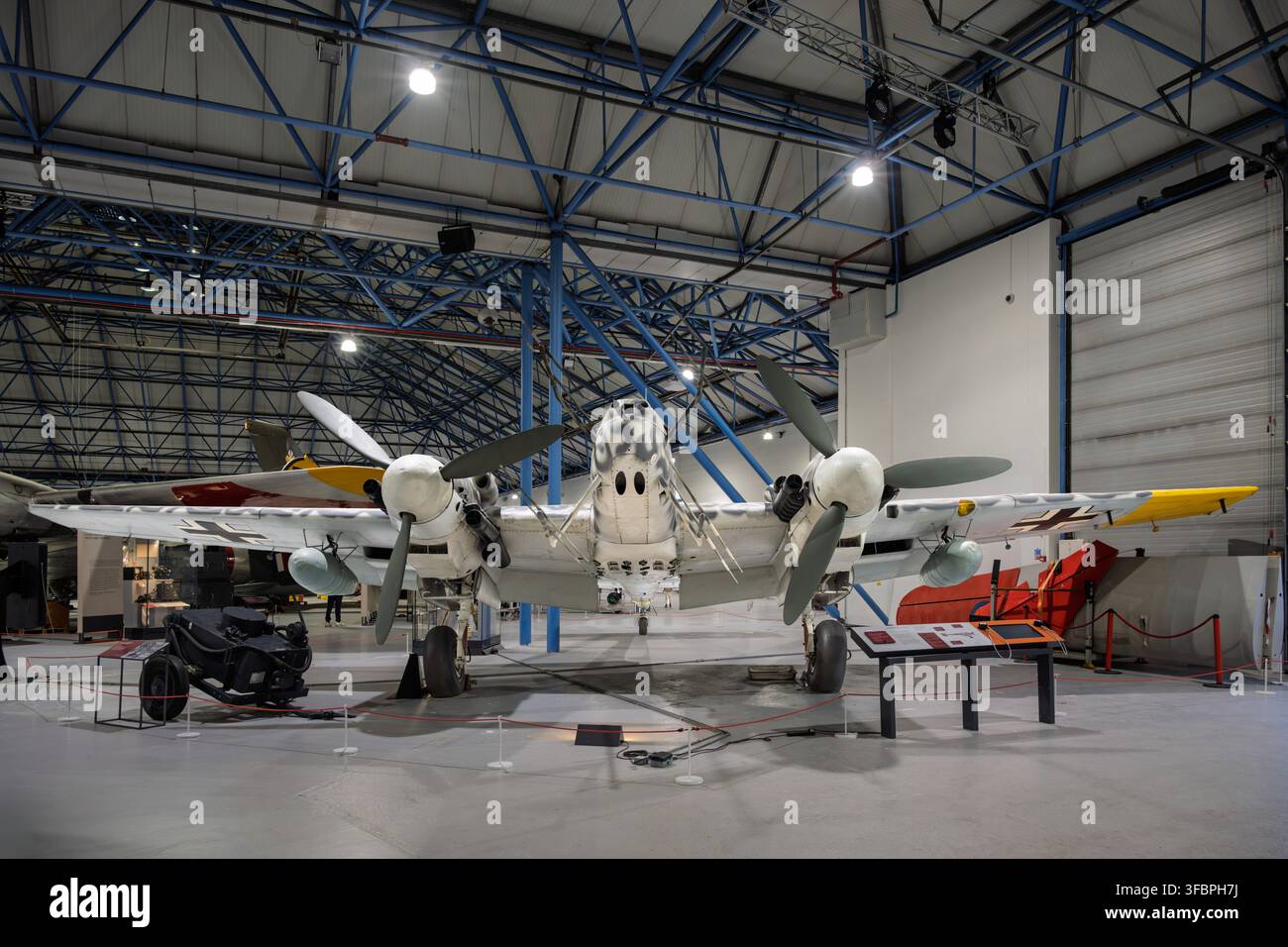 Ein seltener deutscher Messerschmitt Bf 110G-Nachtjäger, ausgestattet mit Radarantennen, ausgestellt in Hangar 5 des RAF-Museums London in Hendon Stockfoto