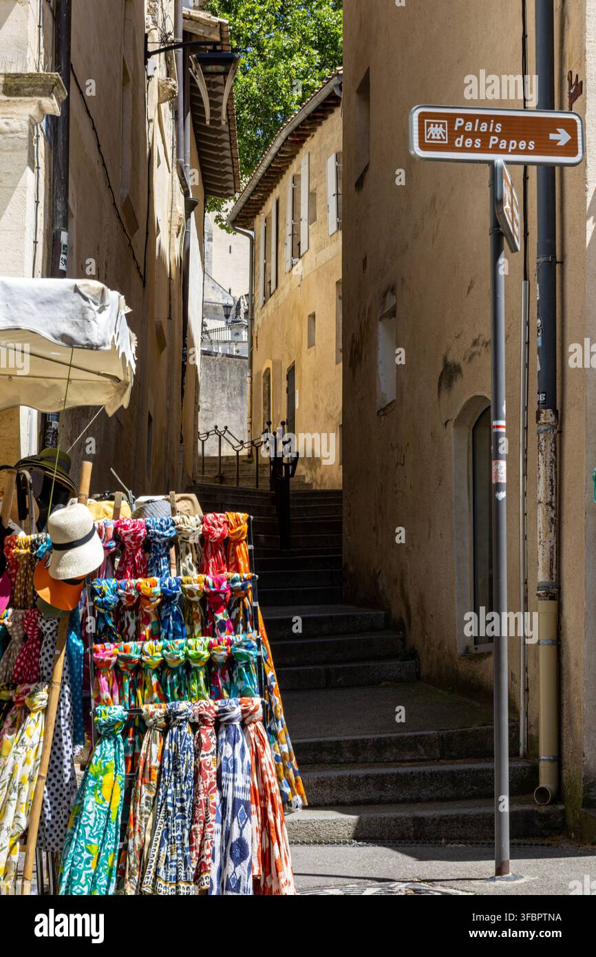 Schmale Passage, Treppen und farbenfrohe Schals und Straßenschild zum Palais des Papes. Stadtzentrum, Avignon, Frankreich. Stockfoto