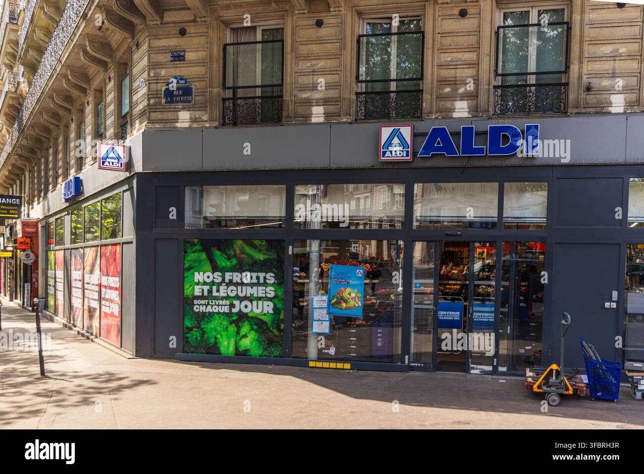 PARIS, FRANKREICH - 20. JULI 2026: Außenansicht eines Supermarktstandorts in der Rue La Fayette in Paris. Stockfoto