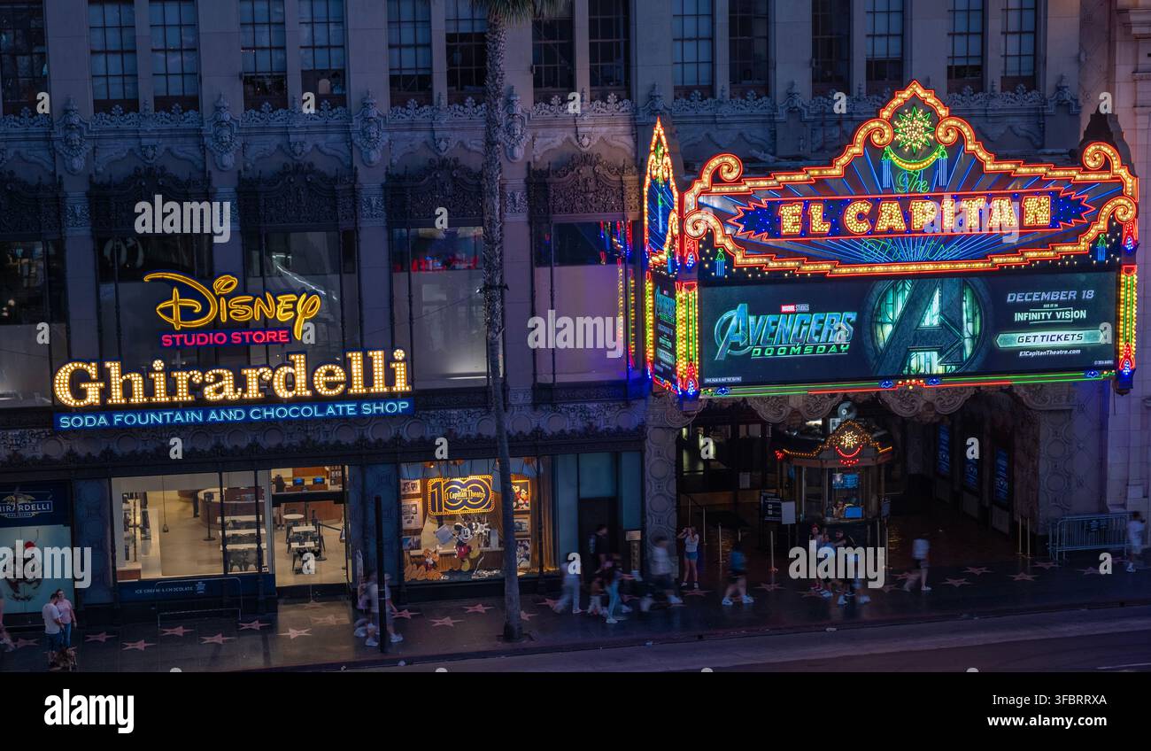 El Capitan Theatre auf dem Hollywood Boulevard zeigt Marvels Avengers: Doomsday, mit Disney Store und Ghirardelli-Schildern in Los Angeles, Kalifornien. Stockfoto