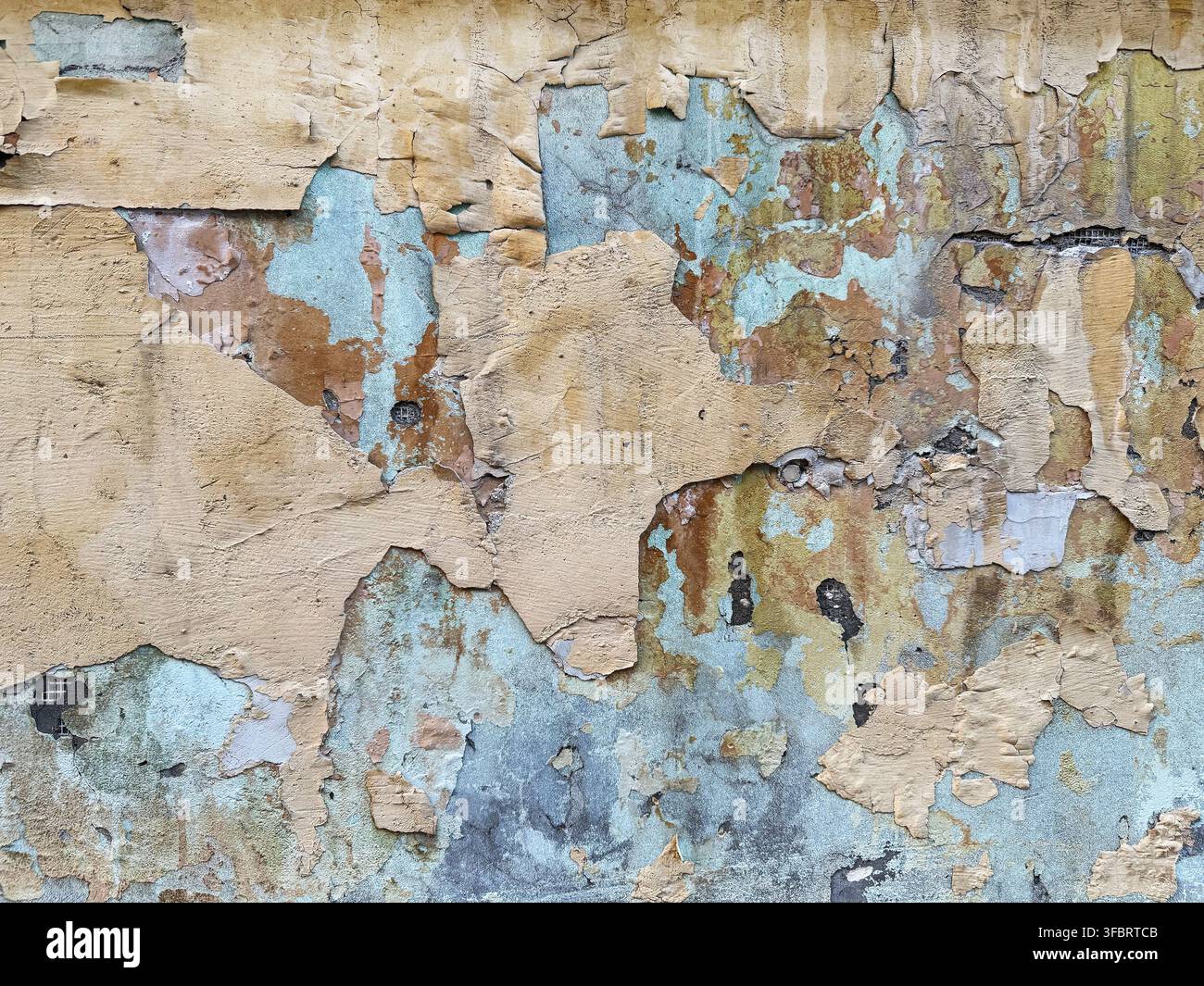 Alte Betonhauswand mit abblätternder Farbe Stockfoto