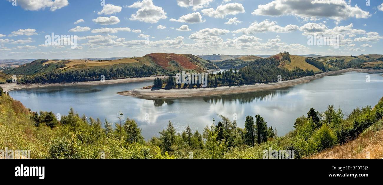 Panoramische Ansicht des niedrigen Wasserstands im Llyn Clywedog-Reservoir in Mittelwales aufgrund von Hitzewellen im Vereinigten Königreich im Sommer 2026. Keine Menschen. Stockfoto