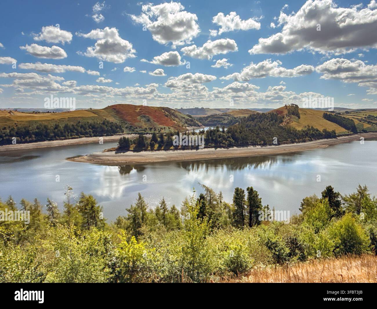 Prachtvolle Aussicht auf den niedrigen Wasserstand im Llyn Clywedog-Reservoir in Mittelwales aufgrund von Hitzewellen im Vereinigten Königreich im Sommer 2026. Keine Menschen. Stockfoto