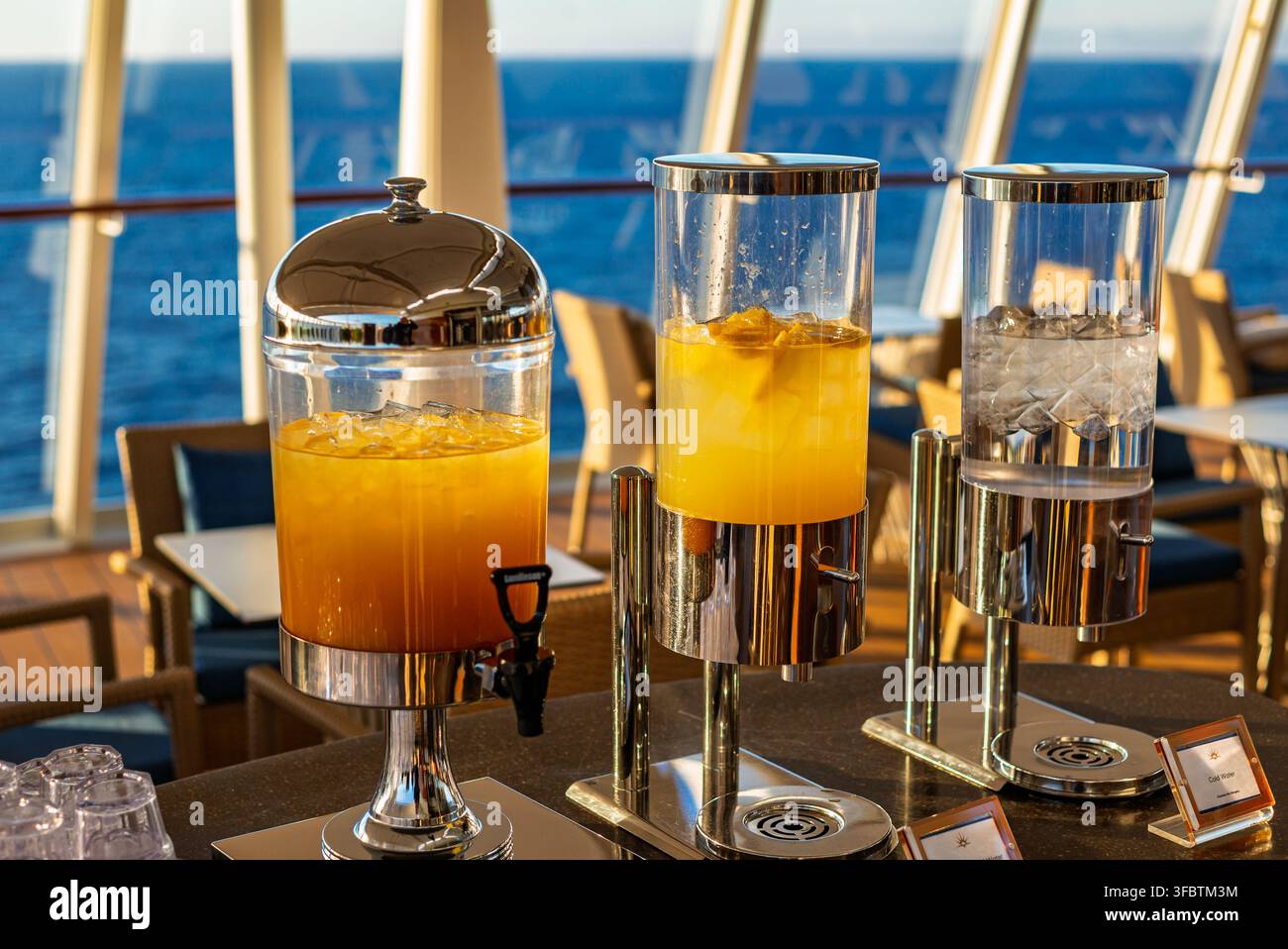 Saft- und Kaltwasserspender im The Retreat-Bereich an Bord der P&O-Kreuzfahrtschau Iona auf der Fahrt durch die Biskaya. Stockfoto