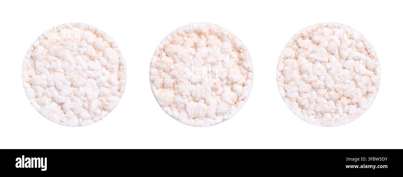 Drei gepuffte Reiskuchen, nebeneinander, isoliert, von oben. Gruppe von Reiskuchen, flache harte Scheiben, hergestellt aus gepufftem Reis und kalorienarm. Stockfoto