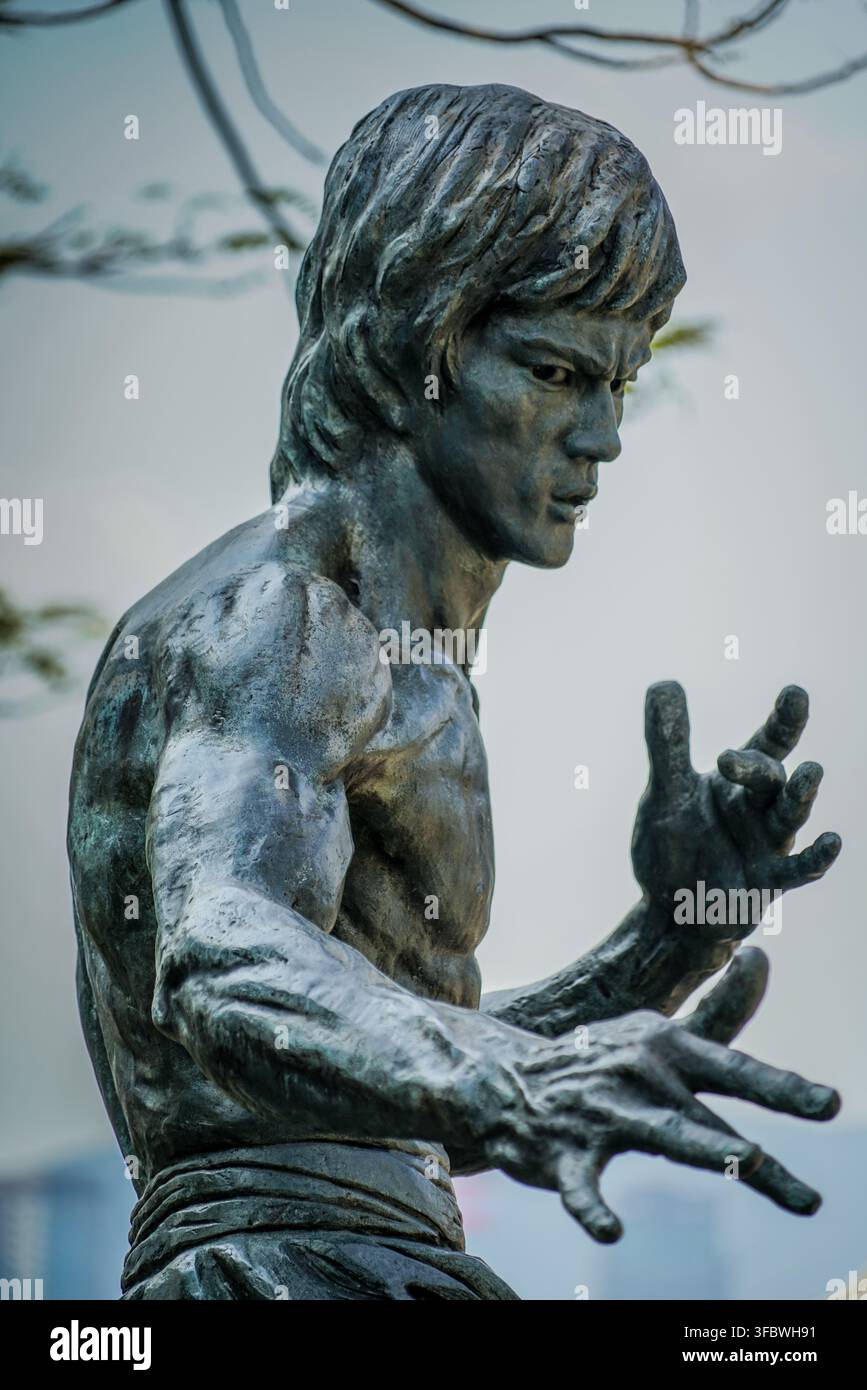 Hong Kong, Hongkong - 30. April 2017: Eine Nahaufnahme zeigt die bronzene Bruce-Lee-Statue, die den Kampfkünstler mit einem konzentrierten, intensiven Ausdruck zeigt Stockfoto
