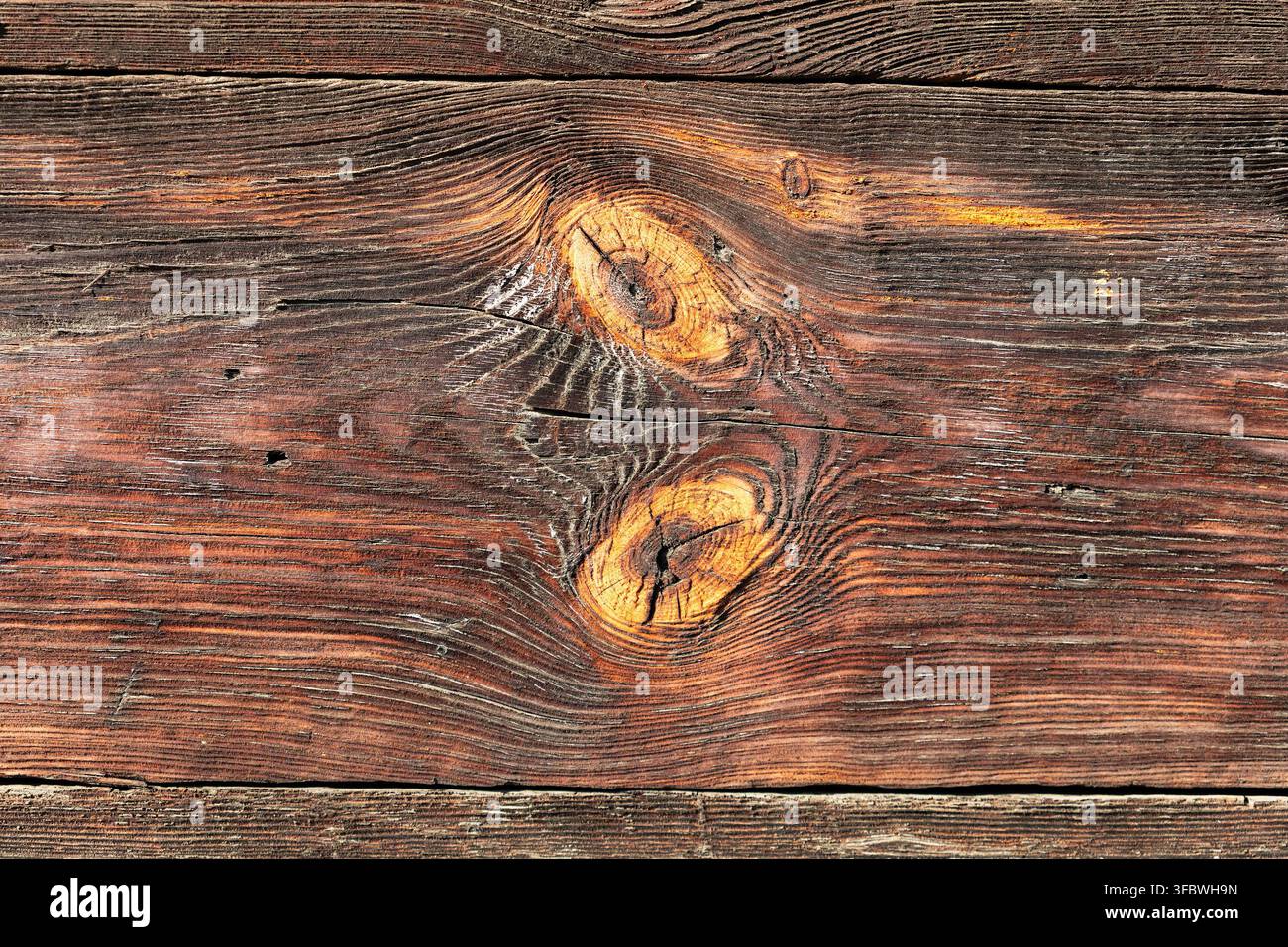 Rustikale Holztextur mit auffälligen Holzmaserungen Stockfoto
