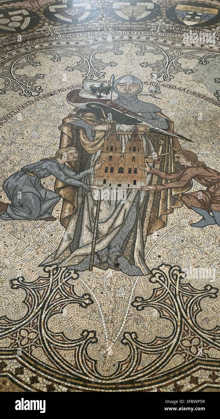 Detaillierter historischer Mosaikboden, der Figuren und den Kölner Dom in einer kunstvollen Komposition im Kölner Dom in Deutschland darstellt. Stockfoto