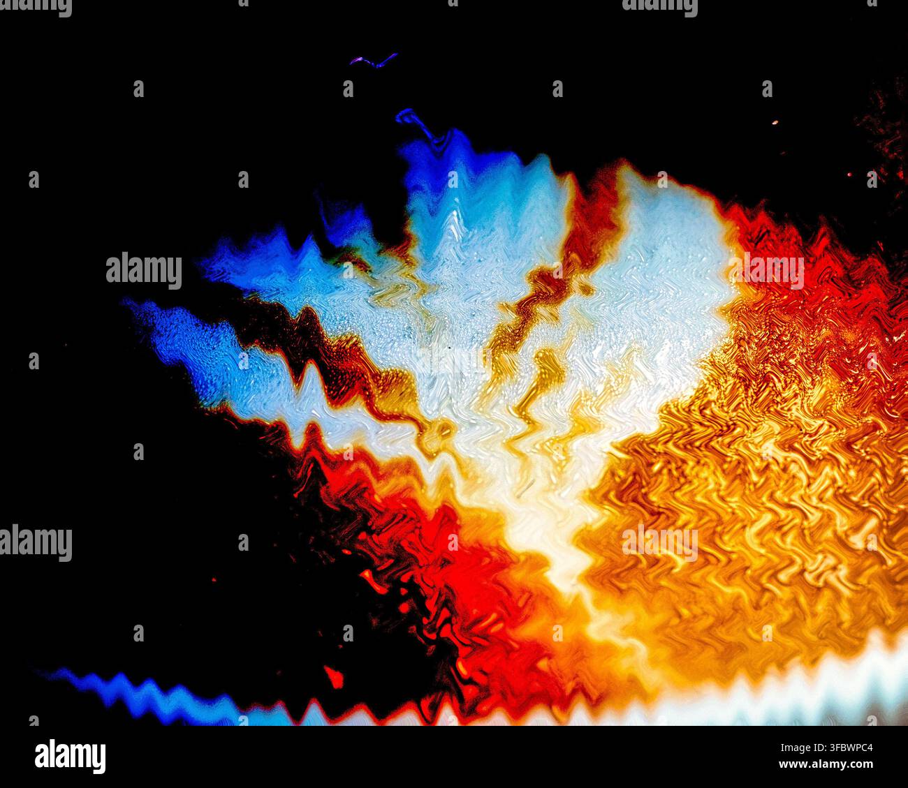 Abstraktes Bild mit welligen Mustern in Blau, Weiß, Rot, Orange und Gelb auf schwarzem Hintergrund Stockfoto