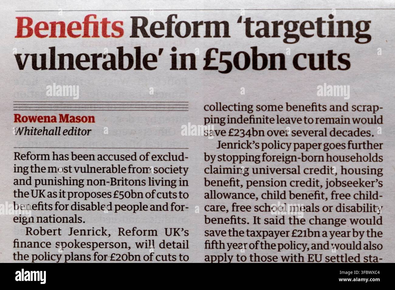 „Benefits Reform ‚zielt auf Schwache‘ bei Kürzungen von 50 Mrd. Pfund‘ Schlagzeile der Zeitung The Guardian Artikel von Robert Jenrick über Steuern 17. August 2026 London England UK Großbritannien Stockfoto