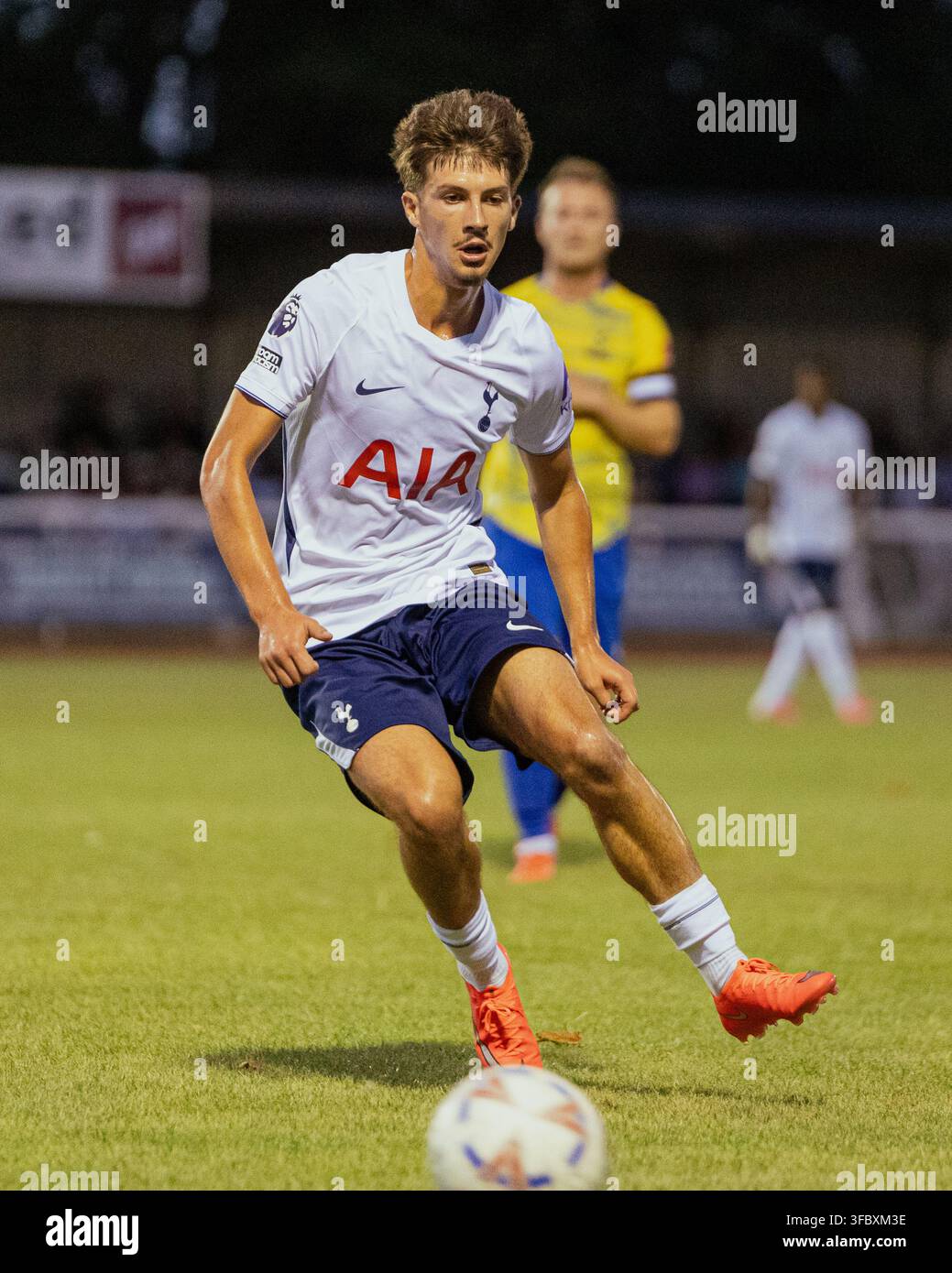 Armend Muslika im Einsatz für Tottenham Hotspur U21 während des Vorsaison-Freundschaftsspiels gegen Enfield Town. Stockfoto