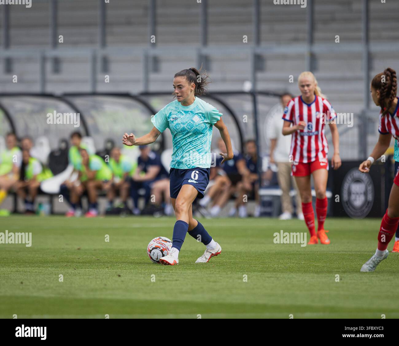 Maria Perez von den London City Lionesses kontrolliert den Ball während des Vorsaison-Freundschaftsspiels gegen Atletico Madrid. Stockfoto