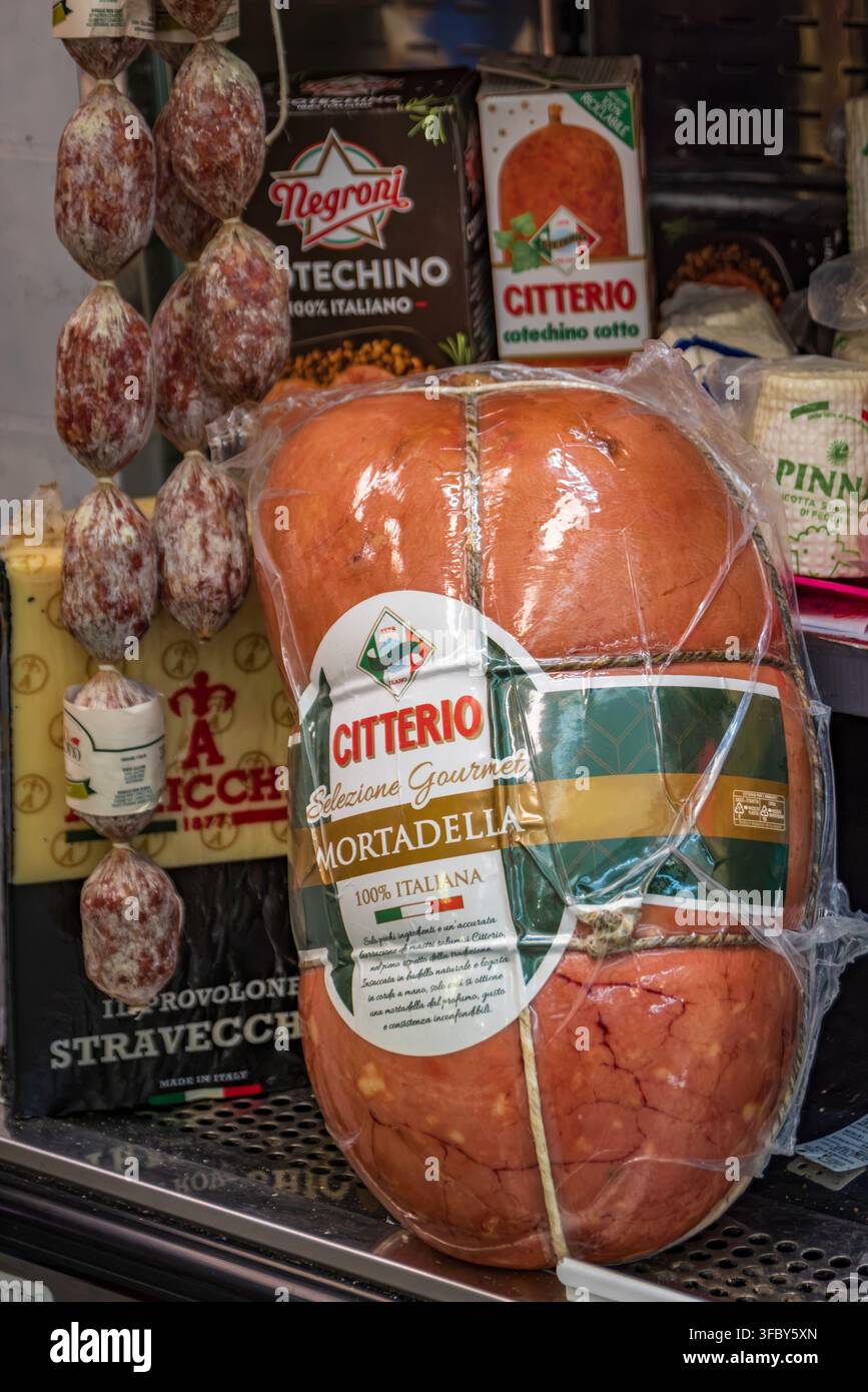 Sanremo, Italien – 17. Mai 2025: Großes Brot eines traditionellen handwerklichen Mortadella-Schinkens, extra reifer Provolone-Käse und Schweinesalami auf einem Bauernmarkt Stockfoto