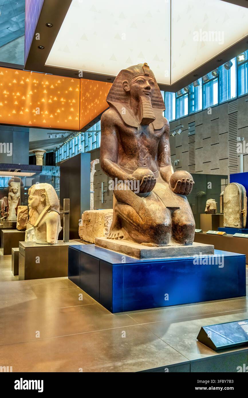 Überlebensgroße, kniende Statue der Königin Hatschepsut, ursprünglich aus Deir el-Bahri, jetzt in den Hauptgalerien des Großen Ägyptischen Museums in Kairo. Stockfoto