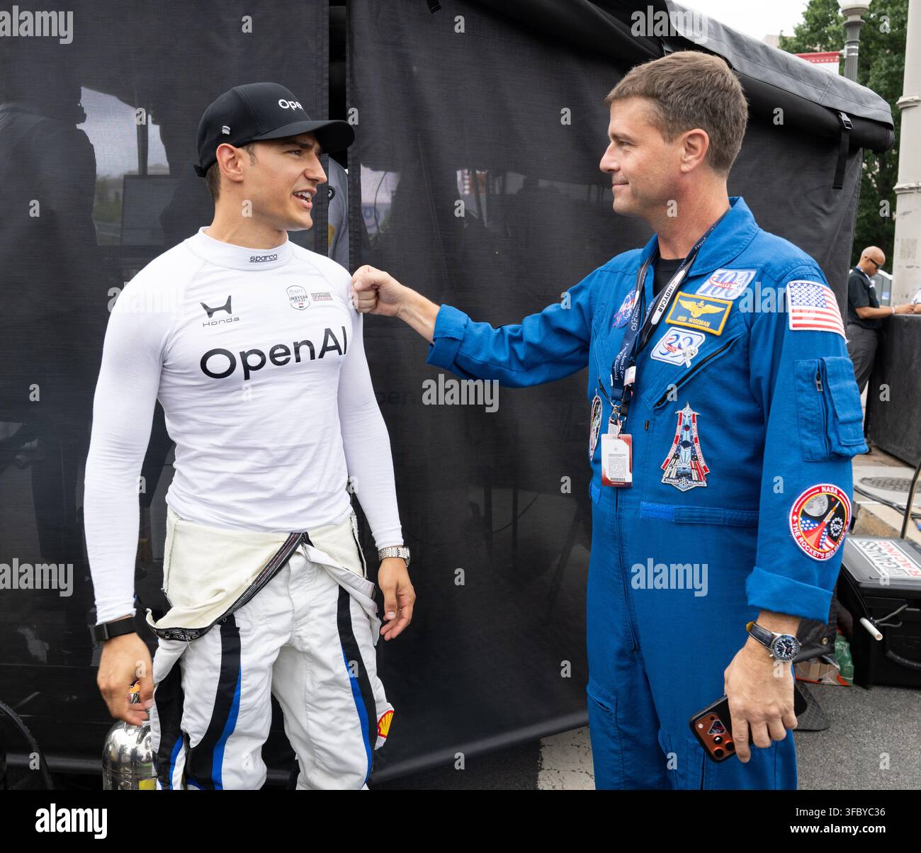 Washington, Vereinigte Staaten. 22. August 2026. NASA-Astronaut Reid Wiseman, Kommandant der Artemis II, rechts, unterhält sich mit Alex Palou, Indycar-Fahrer bei Chip Ganassi Racing, links, während einer Übungssitzung vor dem Freedom 250 Grand Prix, 22. August 2026 in Washington, DCCredit: Joel Kowsky/NASA Photo/Alamy Live News Stockfoto