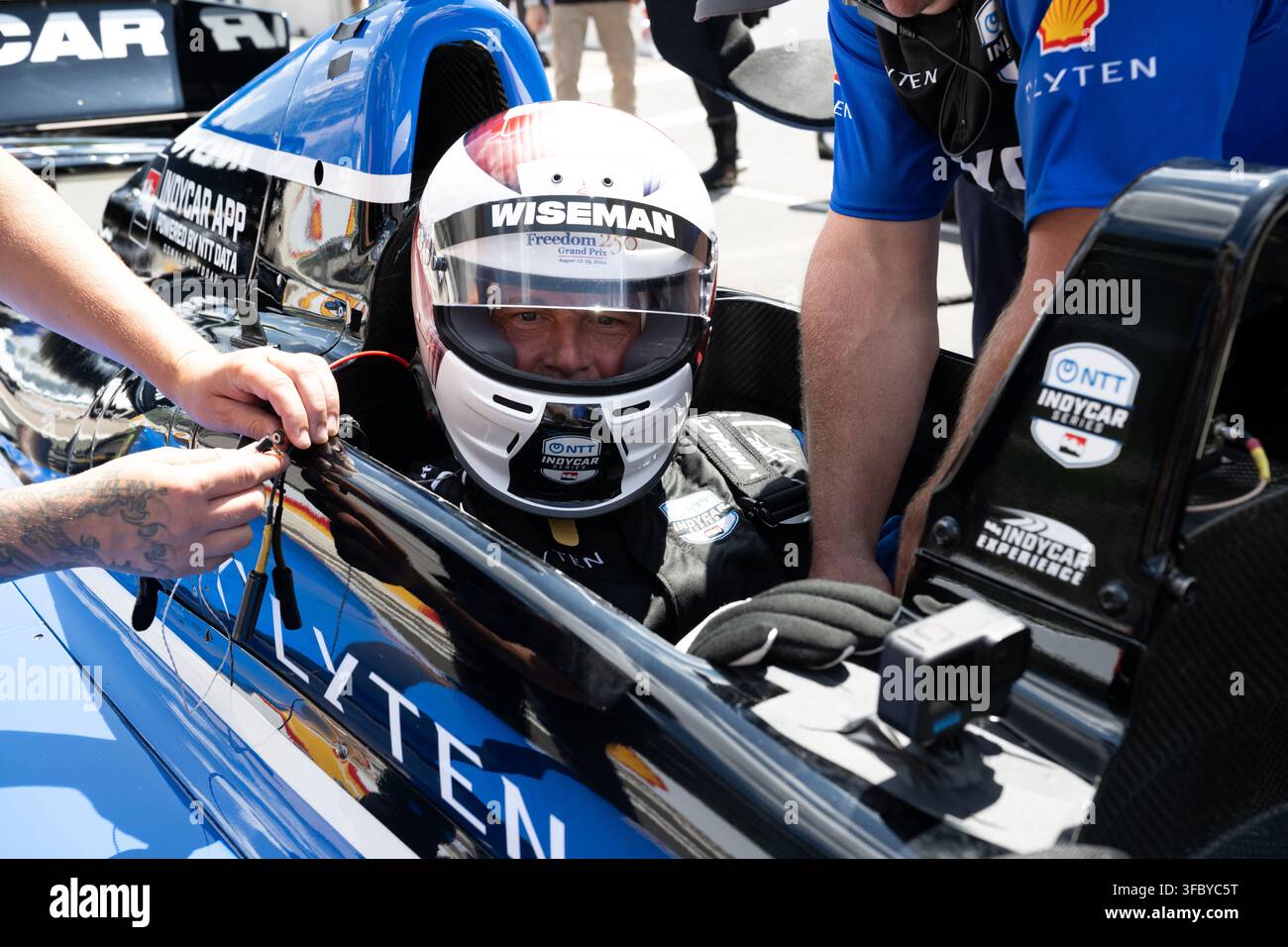 Washington, Vereinigte Staaten. 23. Aug., 2026. NASA-Astronaut Reid Wiseman, Kommandant von Artemis II, trägt einen Rennhelm und sitzt in einem Zweisitzer-IndyCar, während er sich darauf vorbereitet, dass Fahrer Conor Daly ihn während einer Trainingssession vor dem Freedom 250 Grand Prix am 22. August 2026 in Washington, DC, eine Runde auf der Strecke fährtCredit: Joel Kowsky/NASA Photo/Alamy Live News Stockfoto