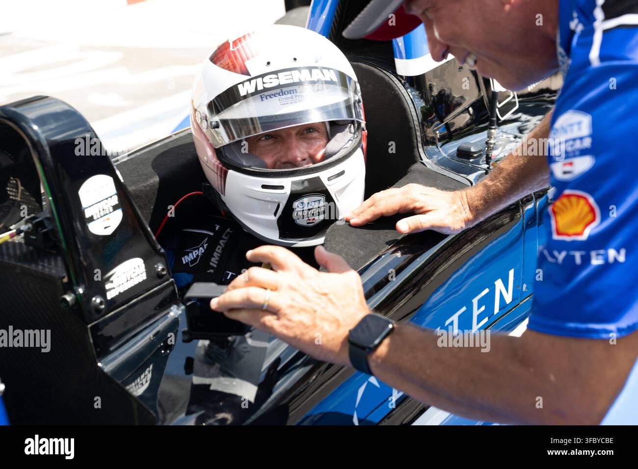 Washington, Vereinigte Staaten. 23. Aug., 2026. NASA-Astronaut Reid Wiseman, Kommandant von Artemis II, sitzt in einem Zweisitzer-IndyCar, während er sich darauf vorbereitet, dass Fahrer Conor Daly ihn während einer Trainingssitzung vor dem Freedom 250 Grand Prix am 22. August 2026 in Washington, DC, eine Runde um die Strecke fährtCredit: Joel Kowsky/NASA Photo/Alamy Live News Stockfoto