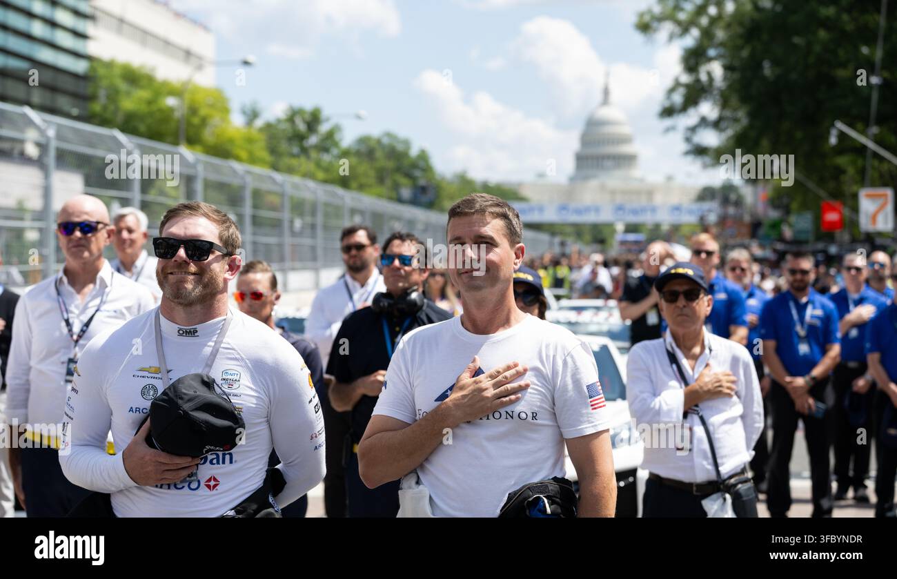 Washington, Vereinigte Staaten. 23. August 2026. NASA-Astronaut Reid Wiseman, Kommandant von Artemis II, rechts, steht für die Nationalhymne neben Dreyer Reinbold Racing-Fahrer Conor Daly, links, bevor er eine Probefahrt in einem Zweisitzer-IndyCar absolviert während einer Übungssitzung vor dem Freedom 250 Grand Prix, 22. August 2026 in Washington, D.C.Credit: Joel Kowsky/NASA Photo/Alamy Live News Stockfoto