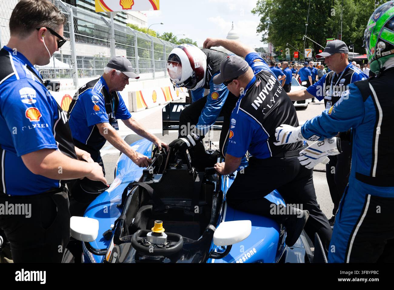 Washington, Vereinigte Staaten. 23. August 2026. NASA-Astronaut Reid Wiseman, Kommandant von Artemis II, trägt einen Rennhelm und steigt in ein Zweisitzer-IndyCar, während er sich darauf vorbereitet, dass Fahrer Conor Daly ihn während einer Trainingssitzung vor dem Freedom 250 Grand Prix am 22. August 2026 in Washington, D.C. eine Runde auf der Strecke fährt. Credit: Joel Kowsky/NASA Photo/Alamy Live News Stockfoto