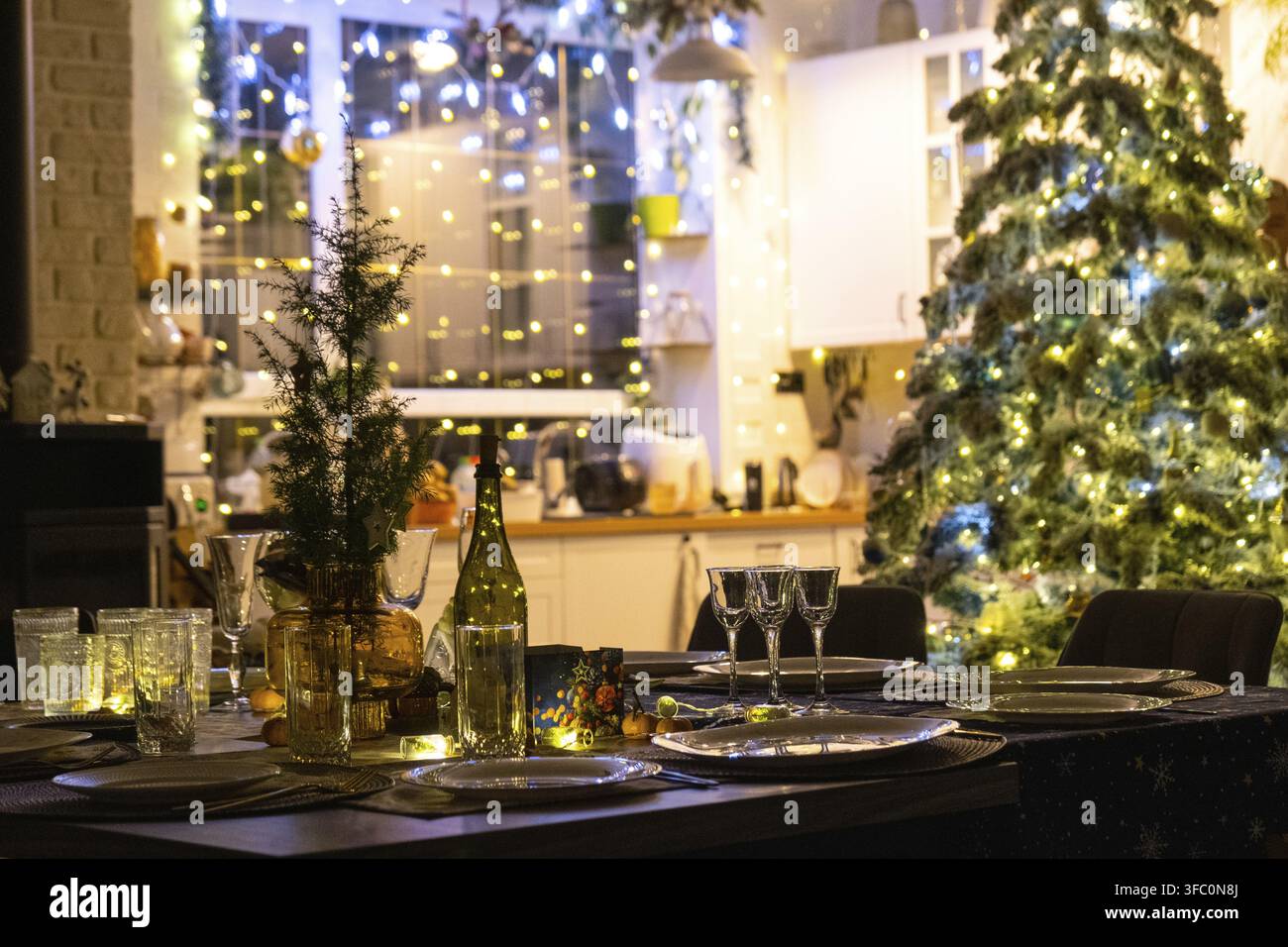Festliche Inneneinrichtung des Hauses ist für Weihnachten und Neujahr im Loft-Stil mit schwarzem Herd, Kamin, Weihnachtsbaum eingerichtet. Warmes Stu Stockfoto