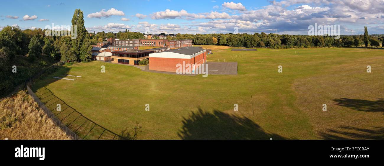 Luftpanorama der St Gabriel's RC High School Sportplätze und Campus Stockfoto