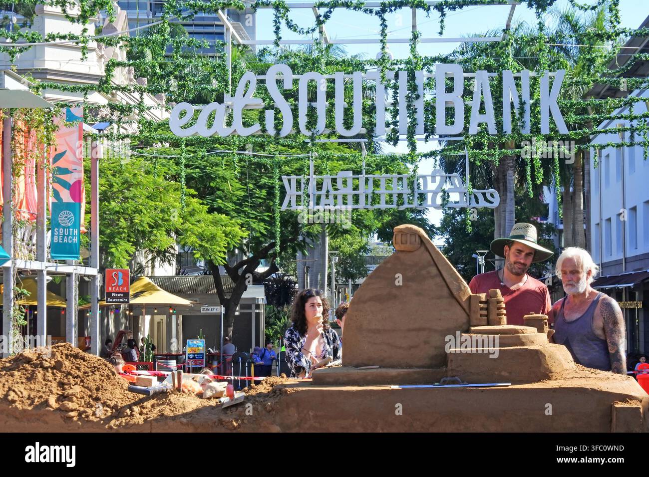BRISBANE - 12. APRIL 2023: Australier betrachten ein Sandmodell in Brisbane Southbank, einem kulturellen, sozialen, pädagogischen und Freizeitzentrum in B Stockfoto