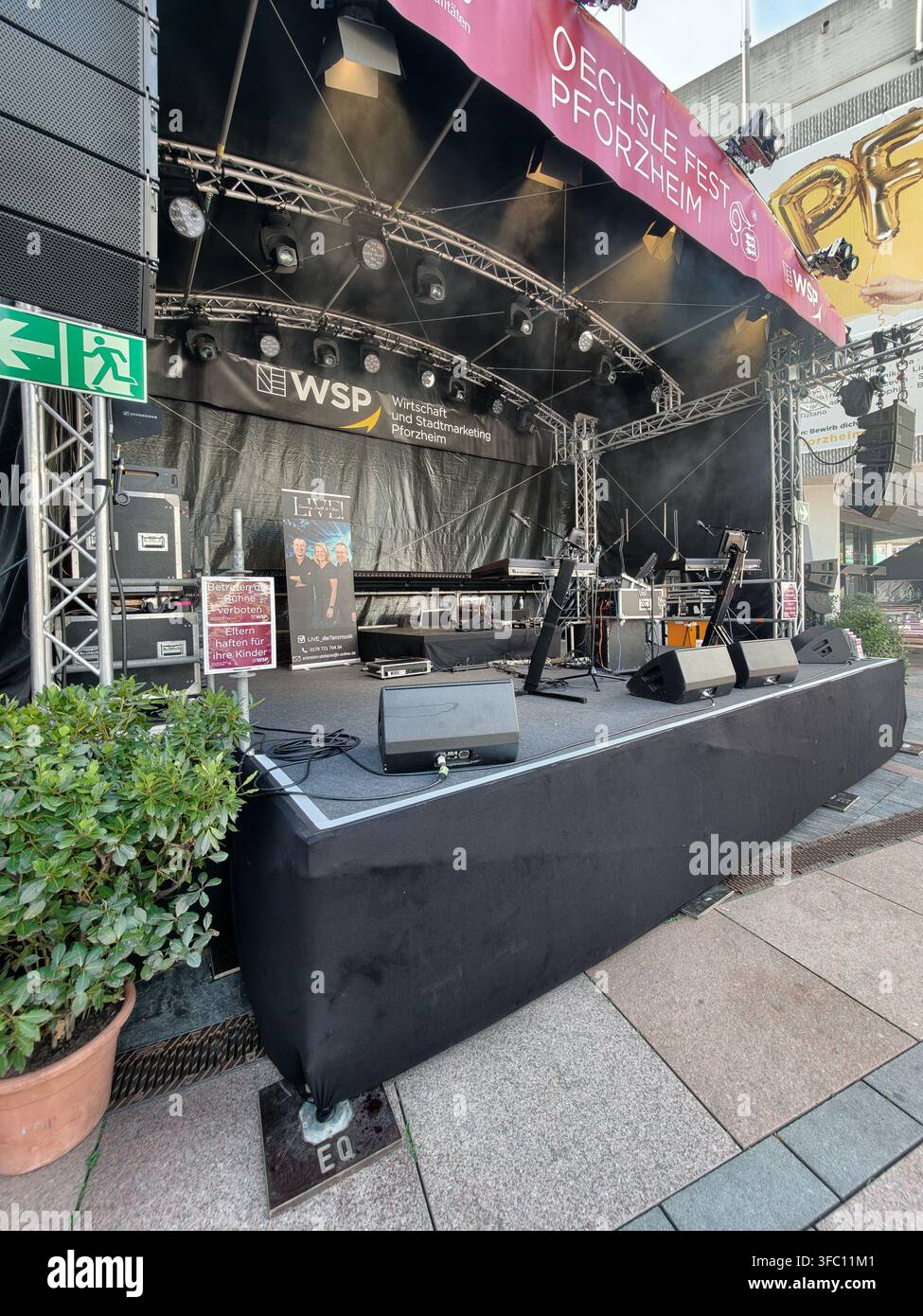 Pforzheim Deutschland 23. August 2026 Oechsle Fest Pforzheim Leere Freilichtbühne bei Tageslicht mit überhead Beleuchtungsrig, hängenden Scheinwerfern, groß Stockfoto