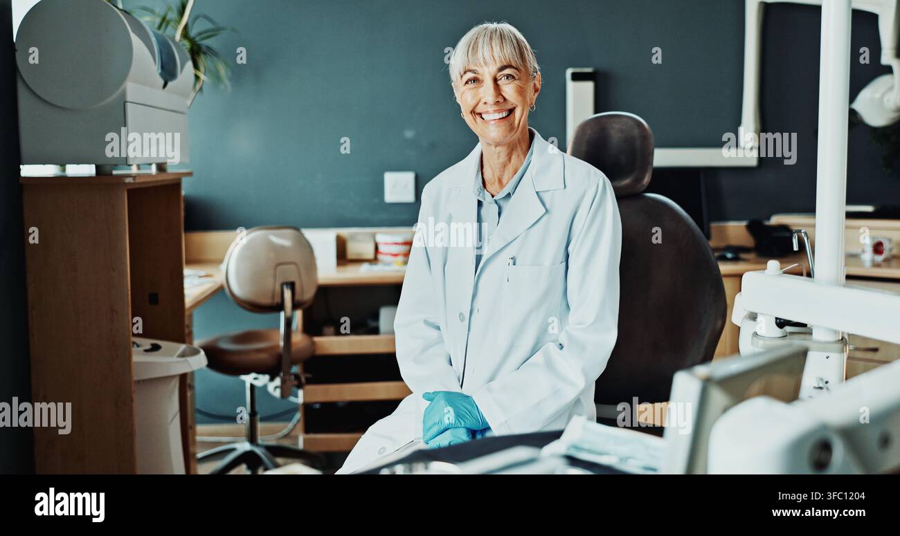 Zahnärztin, Porträt und Lächeln in der Klinik für Mundpflege, Gesundheitsdienstleistungen und Privatpraxis. Ärztin, reife Frau und glücklich in der Zahnarztpraxis für Stockfoto