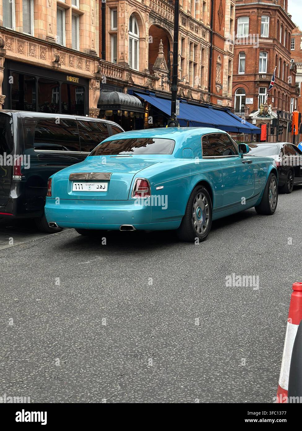 Ein luxuriöses türkisfarbenes Rolls-Royce Phantom Coupé mit einem saudi-arabischen Kennzeichen, das in der Mount Street in Mayfair geparkt ist. London, UK. - Smartphone-aufgenommenes Stockfoto