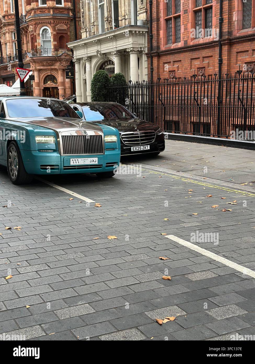 Ein luxuriöses türkisfarbenes Rolls-Royce Phantom Coupé mit einem saudi-arabischen Kennzeichen, das in der Mount Street in Mayfair geparkt ist. London, UK. - Smartphone-aufgenommenes Stockfoto