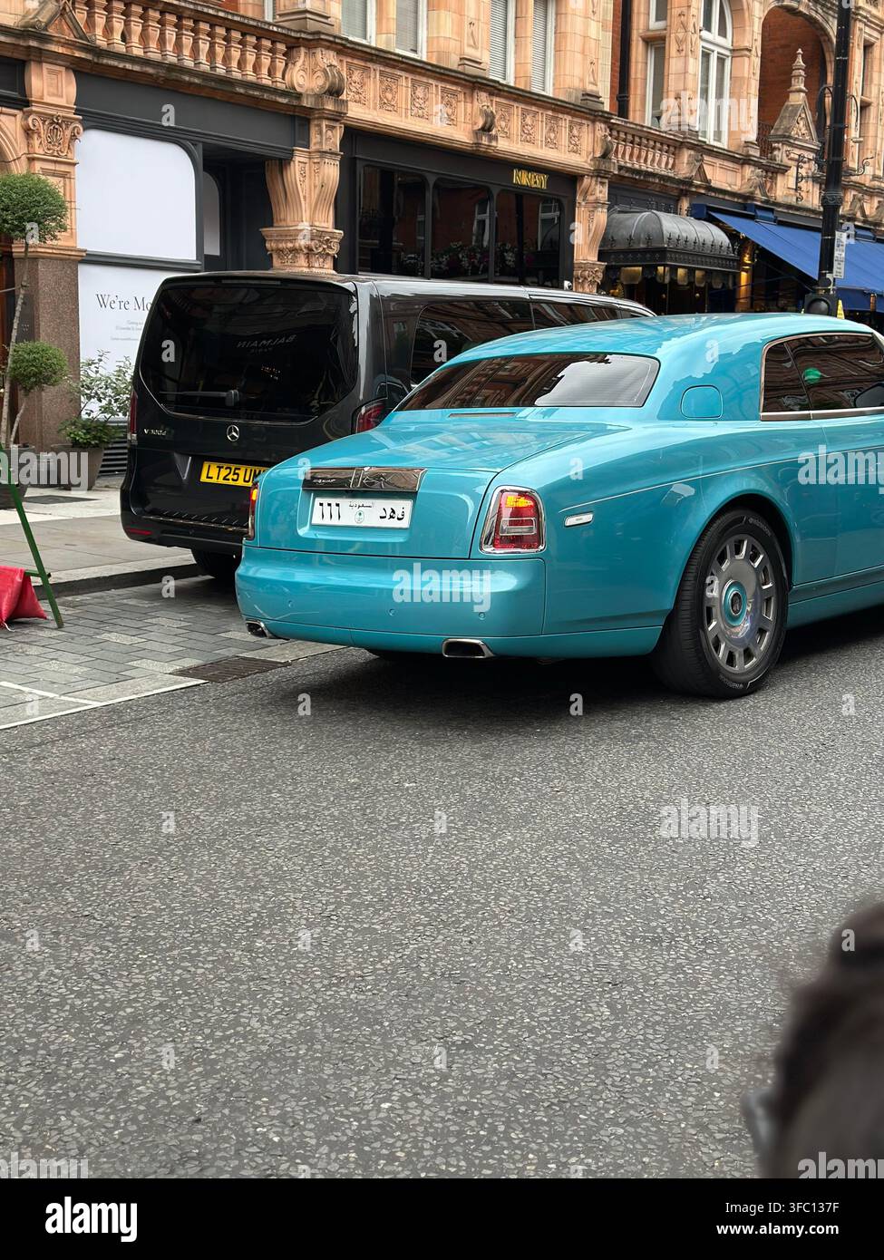 Ein luxuriöses türkisfarbenes Rolls-Royce Phantom Coupé mit einem saudi-arabischen Kennzeichen, das in der Mount Street in Mayfair geparkt ist. London, UK. - Smartphone-aufgenommenes Stockfoto