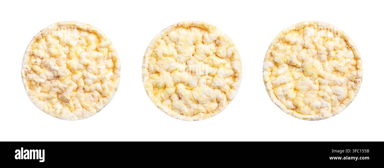 Geb Puffte Maiskuchen, nebeneinander, isoliert, von oben. Runde, flache harte Scheiben mit einer strukturierten, bumpigen Oberfläche und heller goldgelber Farbe. Stockfoto
