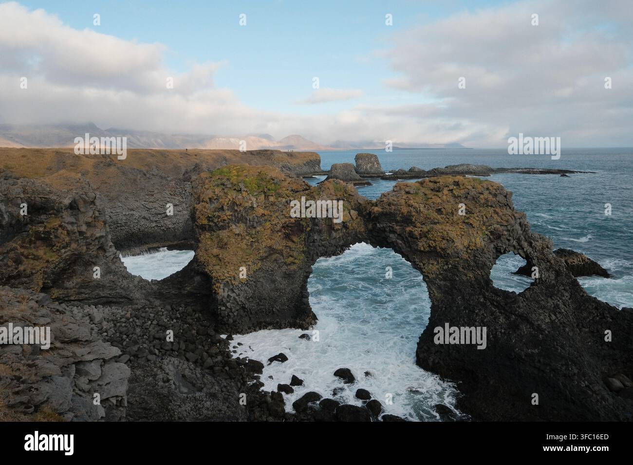 Steinerne Brücke der Liebenden im Wanderweg der Arnarstapi-Klippen, Island, aufgenommen im Oktober 2024. Stockfoto