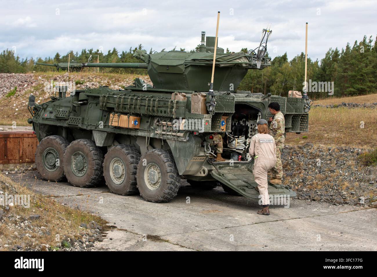 US-Soldaten der 3. Schwadron, 2. Kavallerieregiment, führen Schießtraining mit einem Stryker-Panzerfahrzeug im Trainingsgebiet Grafenwöhr, Ge Stockfoto