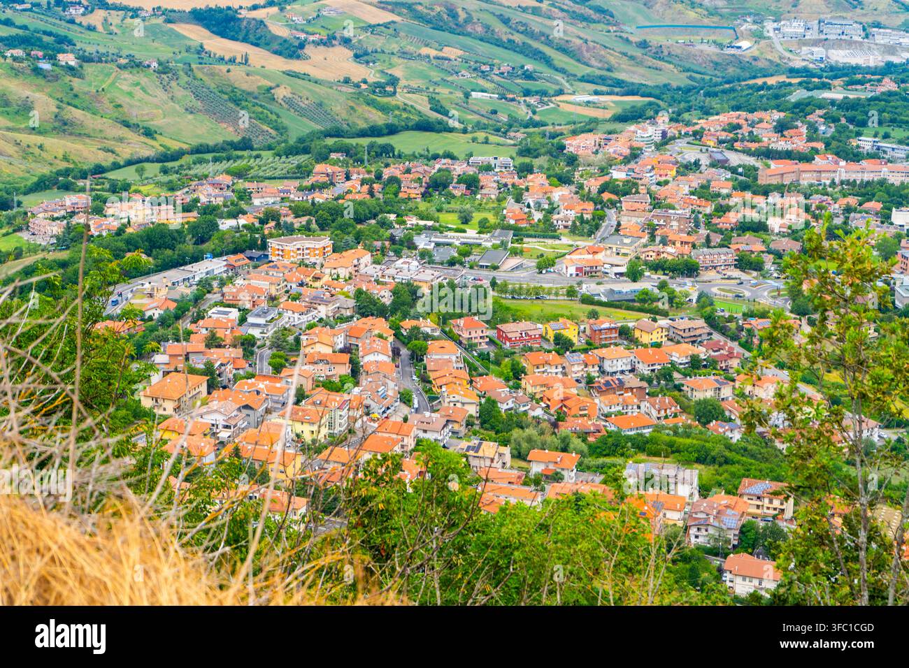 Blick auf die Republik San Marino von oben auf die gekachelten Dächer der Altstadt. Architekturcharakter. Stockfoto