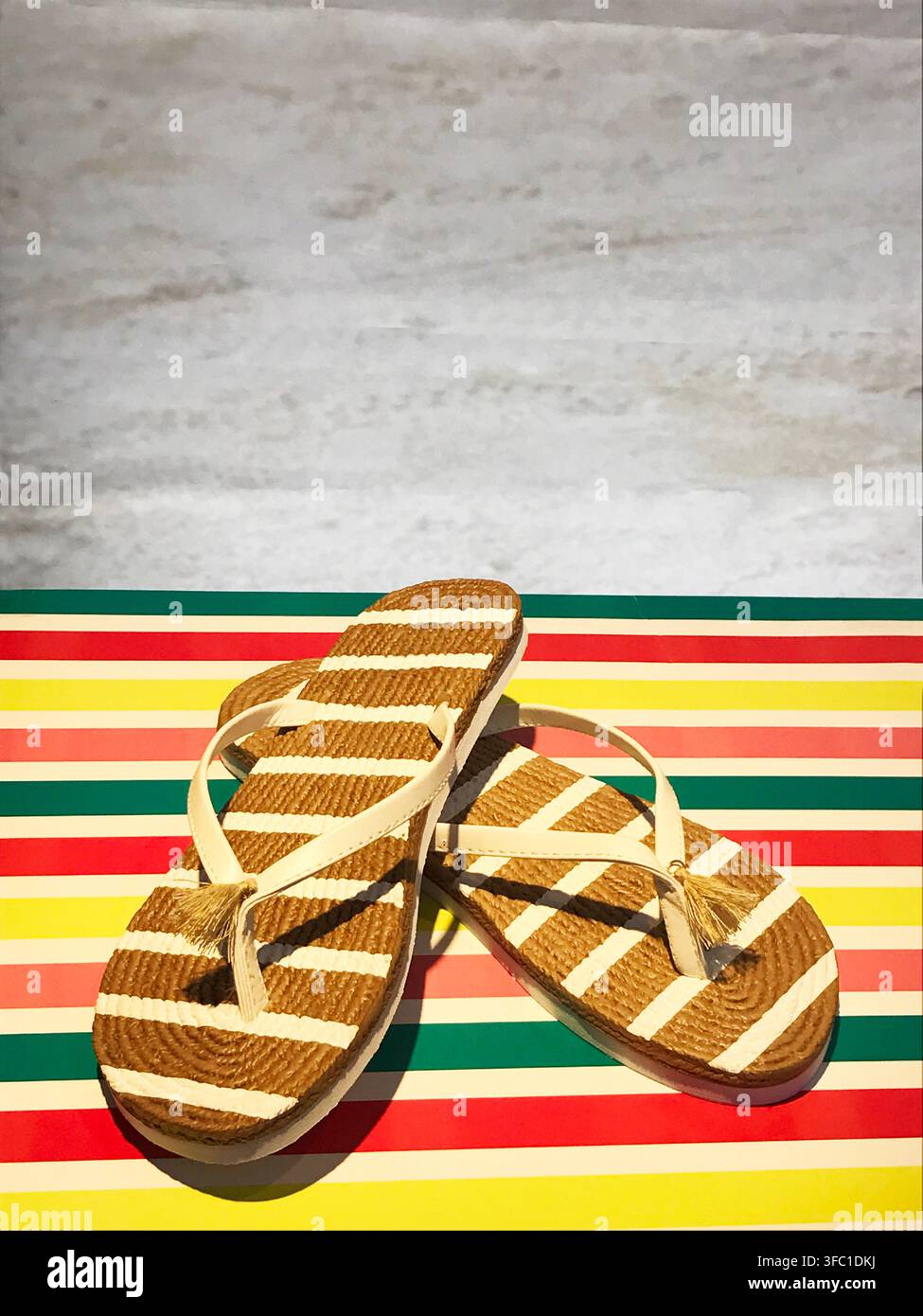 Gestreifte Esparto-Flipflops. Stockfoto