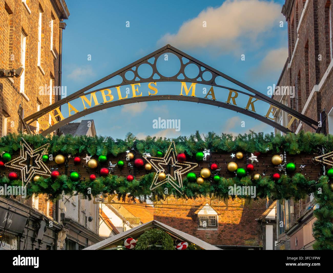 Eingangsbogen des Shambles Market in York, England, mit Weihnachtsgirlanden und Kugeln geschmückt. Stockfoto