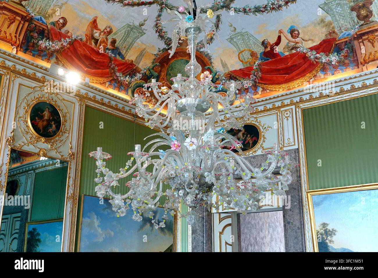 Ein prächtiger Raum des Königspalastes mit einem Murano-Lüster und Deckenmalereien in Caserta, Italien Stockfoto