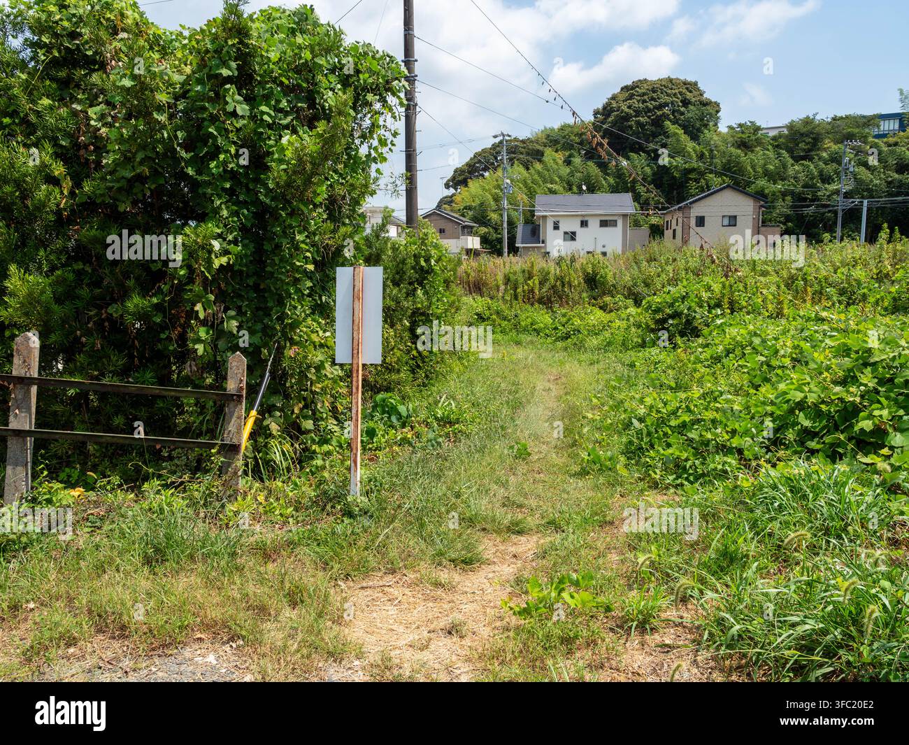 Schmaler Weg, der vom Bahnsteig in Chibata Station in Ota, Kosai, Shizuoka, Japan, am 25. August 2026 abführt Stockfoto