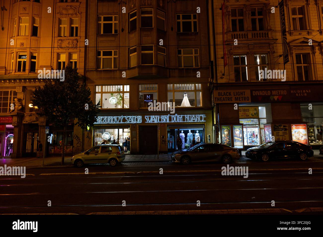 Beleuchtete Schaufenster und Black-Light-Theater Metro auf der Narodni-Straße am Abend im Zentrum von Prag. Stockfoto