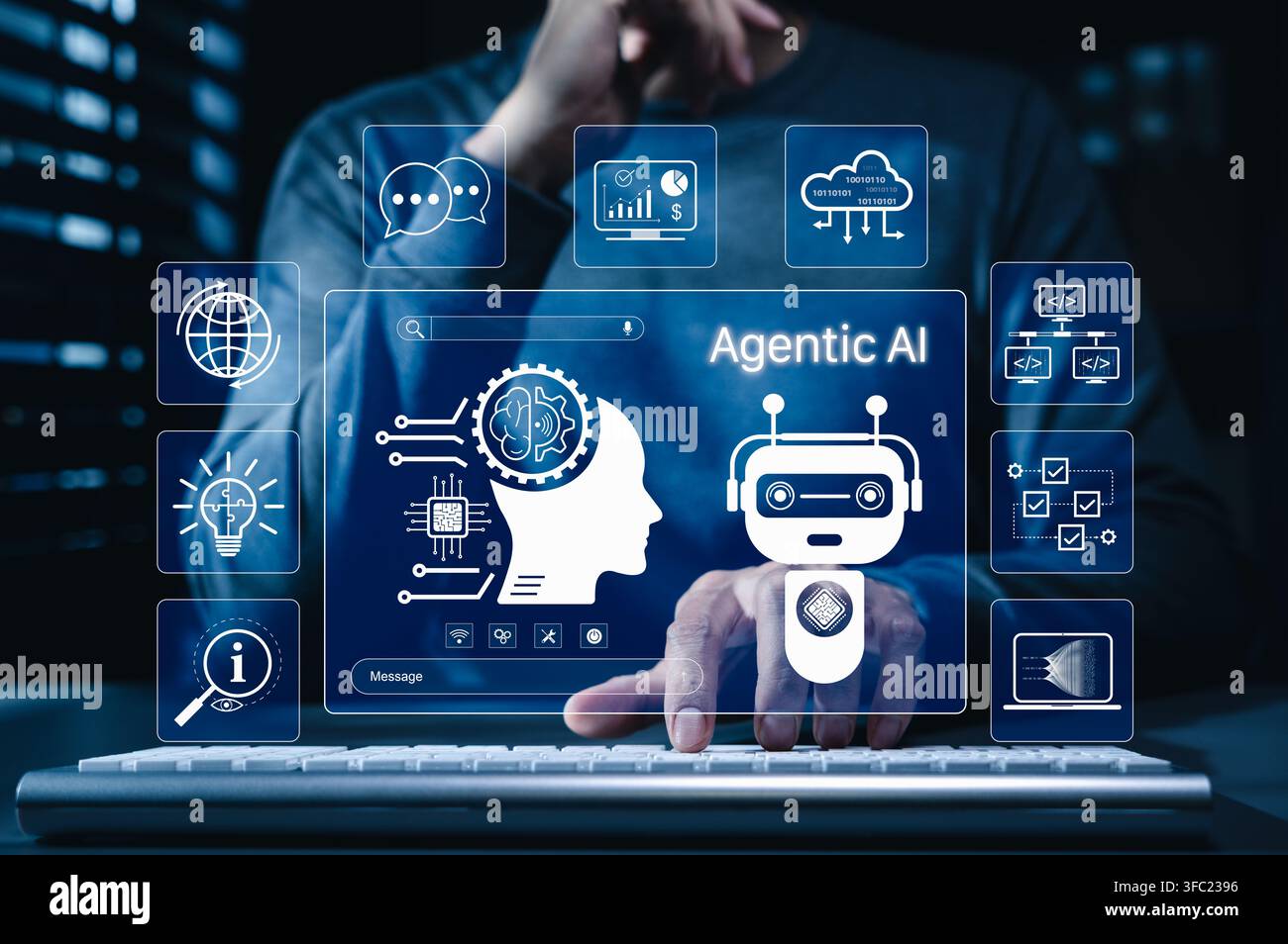 Agentische KI-Technologie für intelligente digitale Automatisierungssysteme. Mann verwendet Laptop mit Roboter, Gehirn, agentischer KI-Ikonen Stockfoto