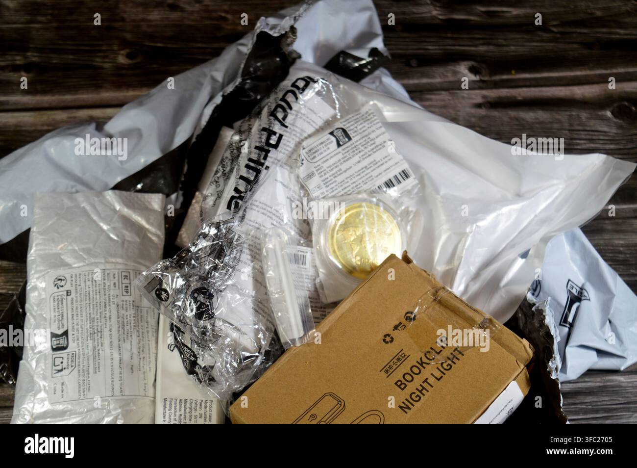 Kairo, Ägypten, 9. Juli 2026: ein Stapel von E-Commerce-Lieferpaketen und -Boxen, versandt von der Firma Mylerz und bestellt über die TEMU-Onlinetanwendung Stockfoto