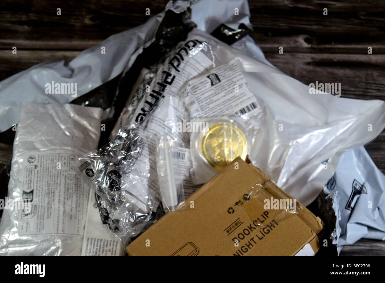 Kairo, Ägypten, 9. Juli 2026: ein Stapel von E-Commerce-Lieferpaketen und -Boxen, versandt von der Firma Mylerz und bestellt über die TEMU-Onlinetanwendung Stockfoto