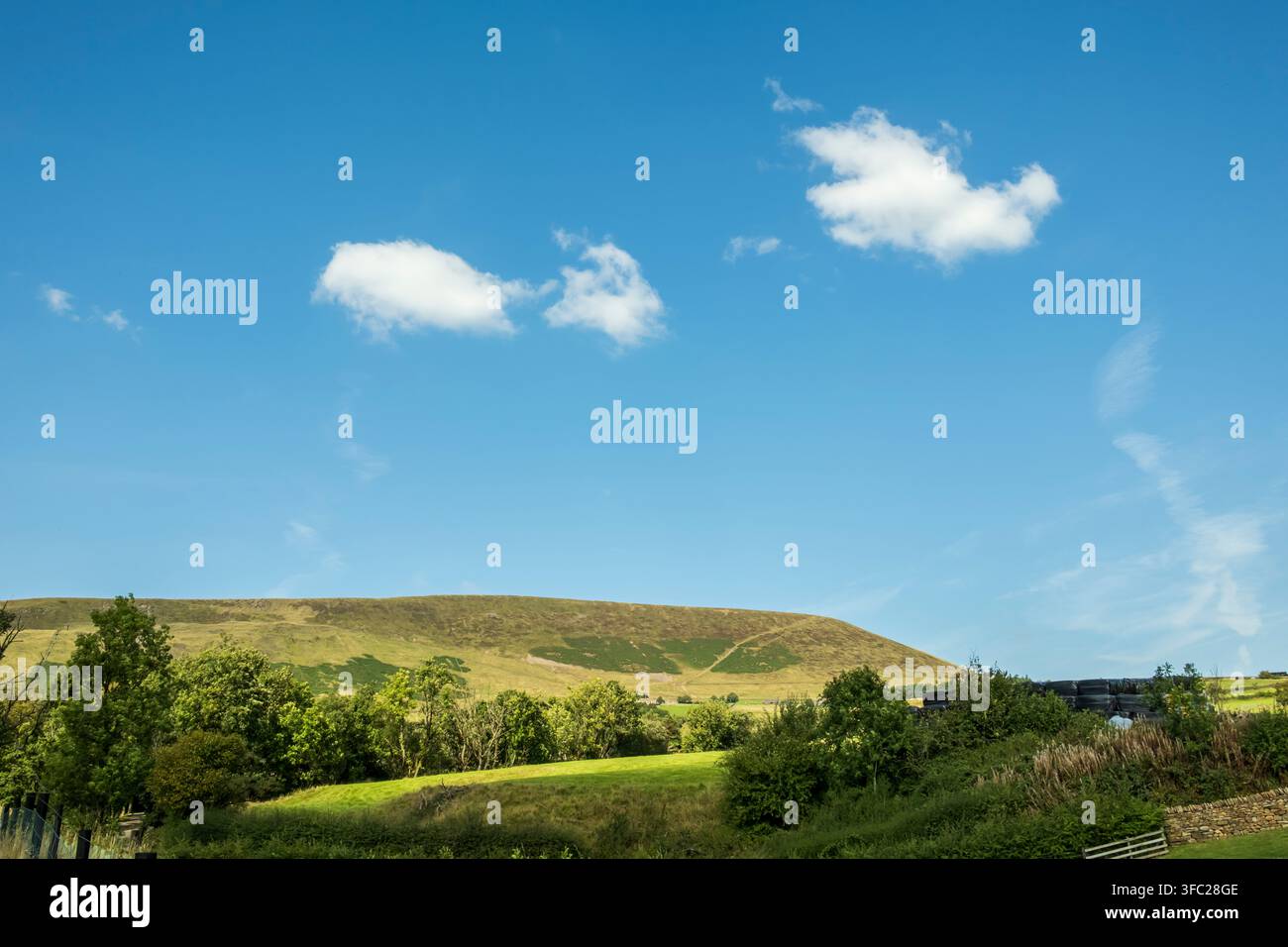 Pendle Hill mit tiefblauem Himmel. Lancashire, UK Stockfoto