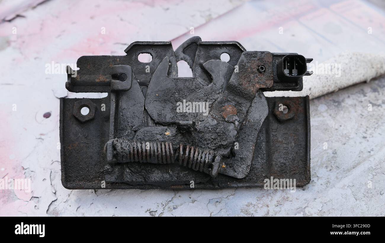 Defekter Verriegelungsmechanismus der Motorhaube Stockfoto