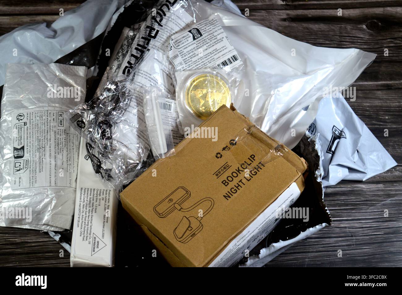Kairo, Ägypten, 9. Juli 2026: ein Stapel von E-Commerce-Lieferpaketen und -Boxen, versandt von der Firma Mylerz und bestellt über die TEMU-Onlinetanwendung Stockfoto