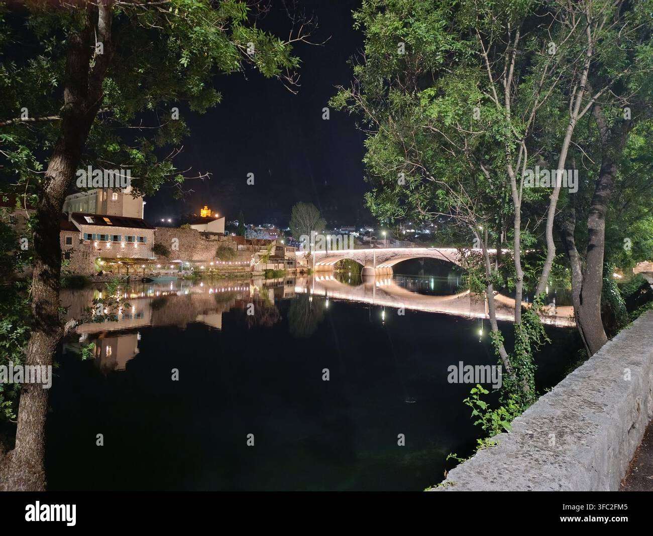 Nachtliche Brückenreflexe von Trebinje am Fluss Trebišnjica - Smartphone-aufgenommenes Stockfoto